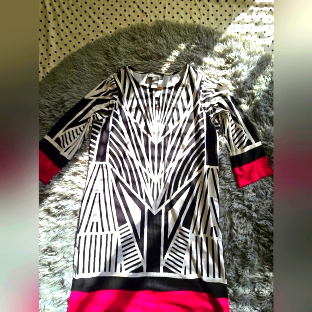 Abstract Bar Neck Keyhole Tunic